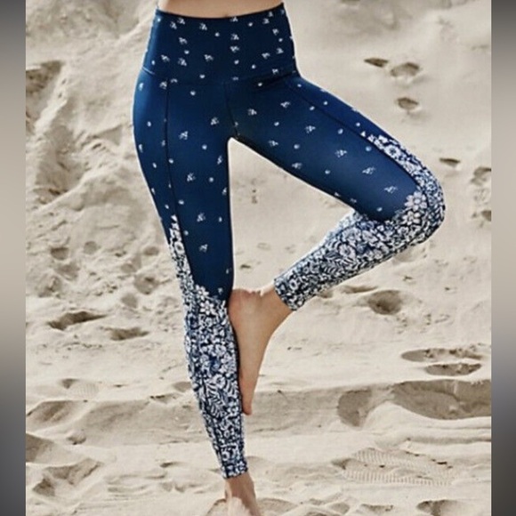 FP Movement by Free People Pants - Women’s FP Movement Free People Sunny Bandana print leggings Size XS